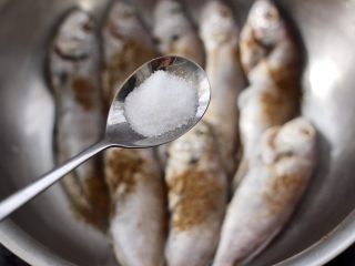 6、五香干炸大头宝鱼,再根据个人口味，加入适量的盐调味。