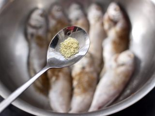 7、五香干炸大头宝鱼,加入鸡精增加口感。