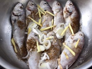 9、五香干炸大头宝鱼,最后加入葱姜丝，所有的食材混合搅拌均匀腌制半小时。