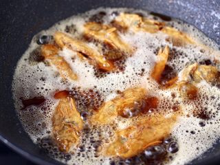 11、五香干炸大头宝鱼,锅烧热倒入花生油烧热，放入裹面粉的大头鱼，大火定型后，转中火慢慢炸制至。