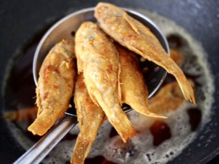 12、五香干炸大头宝鱼,两面金黄色，即可用笊篱捞出。