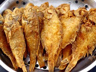 14、五香干炸大头宝鱼,嘻嘻，我还炸了老公爱吃的片口鱼。