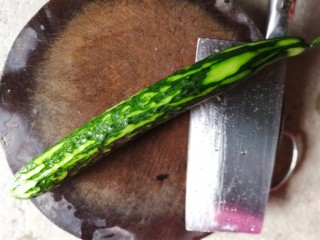 1、凉拌拍黄瓜,黄瓜洗净后刨去部分青皮,去蒂和尾部。