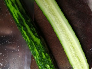 2、凉拌拍黄瓜,刨去部分青皮,这样口感更好。