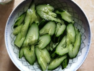 7、凉拌拍黄瓜,黄瓜用清水冲洗一遍,再用饮用水冲洗一遍,倒掉水,想吃冰凉口感的可以盖保鲜膜放冰箱冷藏一会儿。