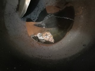 9、凉拌拍黄瓜,热锅放少少的油,油热后放入花椒粒,小火煸出香味后,捞出花椒粒不要。