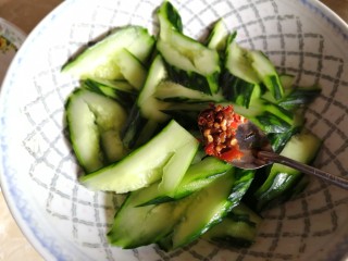 11、凉拌拍黄瓜,取出黄瓜,加一勺辣椒酱。