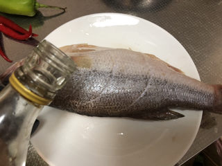 3、红烧鱼,腌鱼：一汤匙料酒