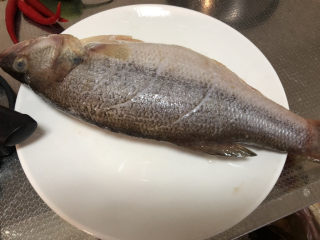 5、红烧鱼,腌制十五分钟