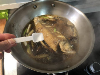 20、红烧鱼,尝下咸淡，根据自己口味补充适量食盐，注意烧鱼调味要咸一点，咸鱼淡肉，味道更好