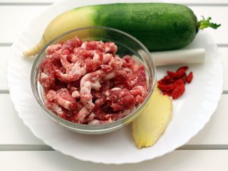 1、手工肉丸萝卜丝煲,备齐所有食材;青萝卜、猪肉馅、葱、姜和枸杞