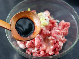 3、手工肉丸萝卜丝煲,加入生抽和蚝油