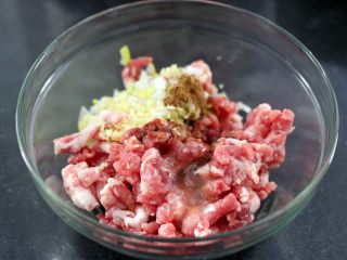 6、手工肉丸萝卜丝煲,再加入适量盐和味精
