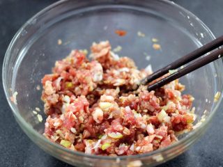 7、手工肉丸萝卜丝煲,顺时针方向搅拌上劲后即可