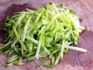 8、手工肉丸萝卜丝煲,青萝卜洗净后擦成细丝