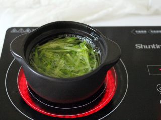 9、手工肉丸萝卜丝煲,把青萝卜丝进行焯水后、冲洗干净沥干水分备用