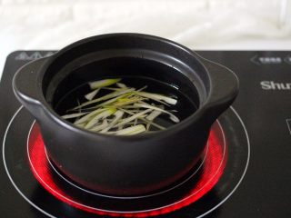 12、手工肉丸萝卜丝煲,砂锅里加入适量清水、加入适量葱丝和姜丝