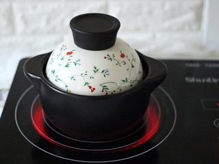 13、手工肉丸萝卜丝煲,盖上锅盖煮沸后