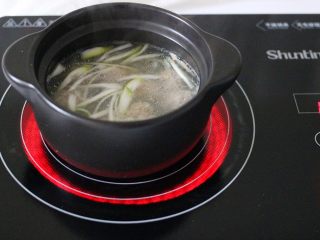 15、手工肉丸萝卜丝煲,大火煮沸后、小火继续炖煮5分钟左右