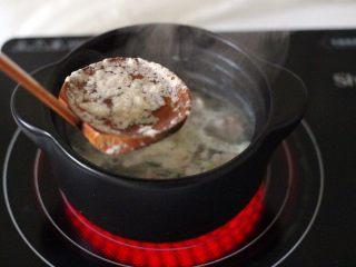 16、手工肉丸萝卜丝煲,撇去砂锅里的浮末