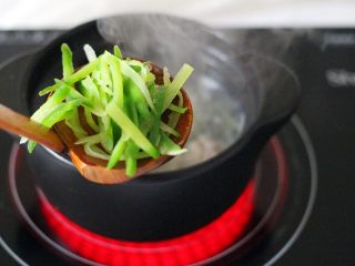 17、手工肉丸萝卜丝煲,加入焯过水的青萝卜丝、继续大火煮沸后