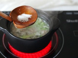 18、手工肉丸萝卜丝煲,加入适量盐和味精调味