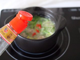 19、手工肉丸萝卜丝煲,关火后撒上枸杞、淋上芝麻油