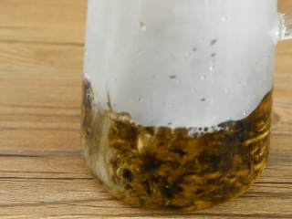 1、柠檬红茶—干了这一杯，让你清凉一夏,红茶用约90度的开水冲泡20秒。