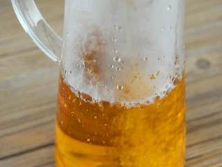 3、柠檬红茶—干了这一杯，让你清凉一夏,茶叶弃用，倒回茶水（推荐使用过滤包，方便很多）。