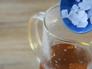 4、柠檬红茶—干了这一杯，让你清凉一夏,倒入冰糖，搅拌融化。