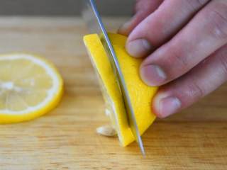 5、柠檬红茶—干了这一杯，让你清凉一夏,柠檬切片（挑出柠檬籽），留一半备用。