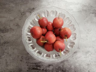 1、健脾养胃助消化的山楂汁,先准备新鲜山楂，山楂的季节，到处可见山楂叫卖