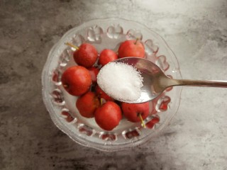 3、健脾养胃助消化的山楂汁,来半勺盐进行搓洗