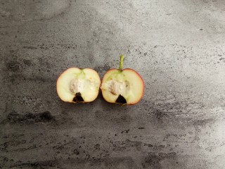 6、健脾养胃助消化的山楂汁,用刀对半切开