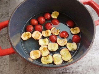 10、健脾养胃助消化的山楂汁,取炖锅，把水和山楂放一起