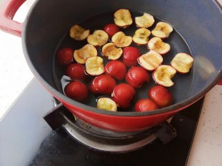 11、健脾养胃助消化的山楂汁,放上燃气灶，中火煮