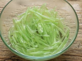 6、夏天小菜~凉拌莴笋,放入预先准备好的凉白开内浸泡一会儿；