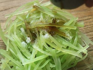 10、夏天小菜~凉拌莴笋,一匙酱油;