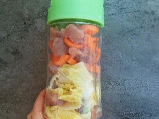 9、快手早餐馄饨皮妙用~酥香肉饼,把所有食材放入辅食机