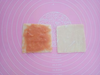 15、快手早餐馄饨皮妙用~酥香肉饼,在一张馄饨皮上均匀的抹上肉泥