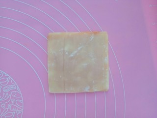 16、快手早餐馄饨皮妙用~酥香肉饼,两张粘合在一起