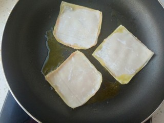 18、快手早餐馄饨皮妙用~酥香肉饼,锅里入油,放入馄饨肉饼