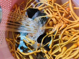 3、虫草花乌鸡汤,用水冲洗干净；