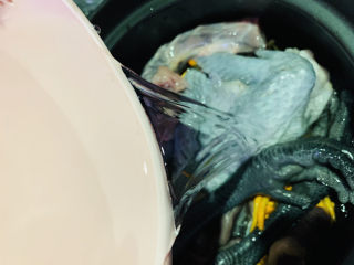 10、虫草花乌鸡汤,加入清水；