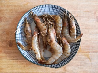 8、泰式菠萝饭,鲜虾洗净。