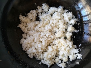 12、泰式菠萝饭,锅里留底油，加入米饭翻炒一下。