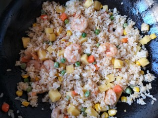 17、泰式菠萝饭,翻炒均匀即可。