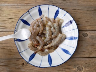 4、虾扯蛋,再加入少量的盐。