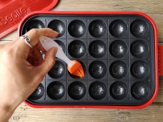7、虾扯蛋,丸子锅刷一层薄油，预热。