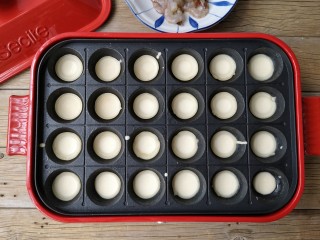 8、虾扯蛋,加入1/3粉糊。